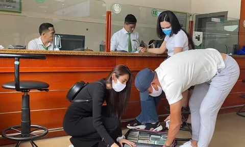 Bão chuẩn bị đổ bộ, Công Vinh - Thủy Tiên vẫn quyết trở lại miền Trung cứu trợ